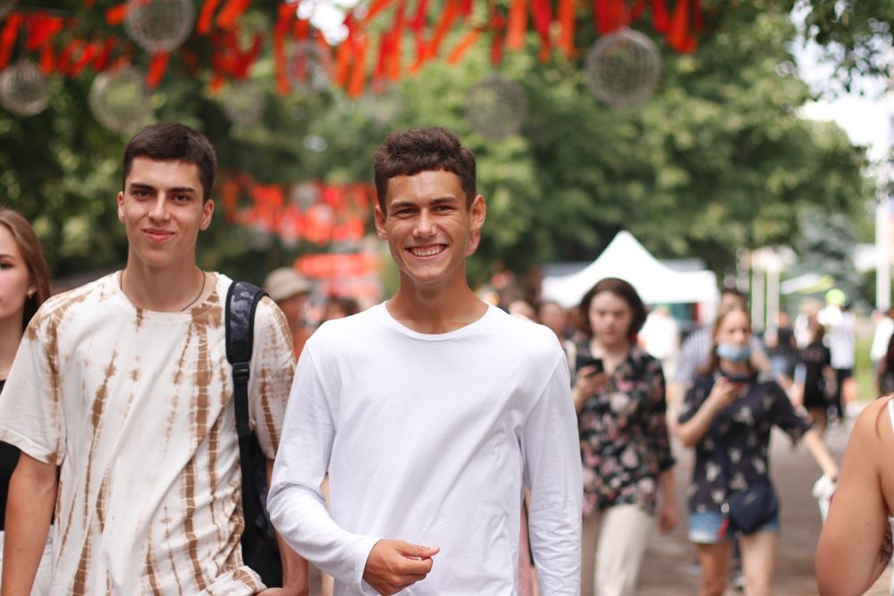 Фестивальщики Atlas Weekend 2021 в лицах: ищи себя на фото 22