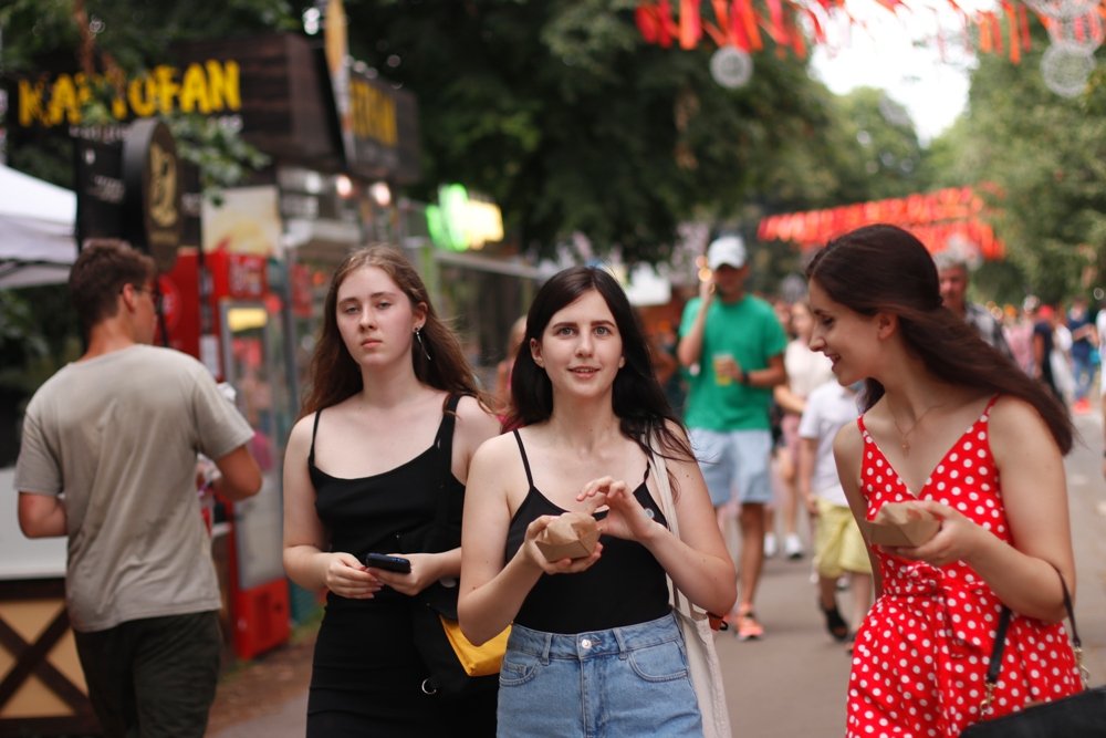 Фестивальщики Atlas Weekend 2021 в лицах: ищи себя на фото 24