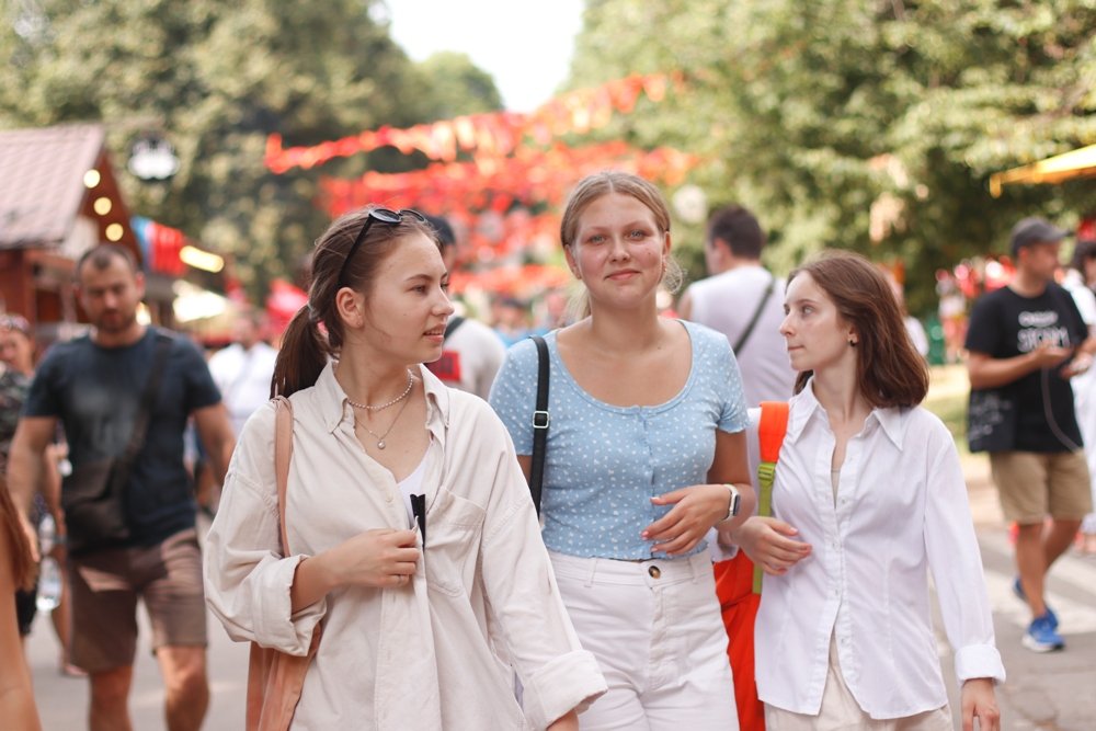 Фестивальщики Atlas Weekend 2021 в лицах: ищи себя на фото 26