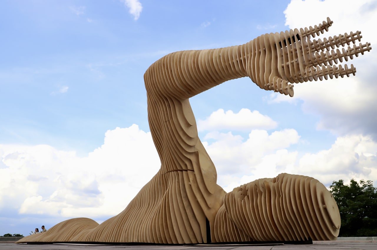 В Киеве на Арке дружбы народов появился новый арт-объект: что он значит 1