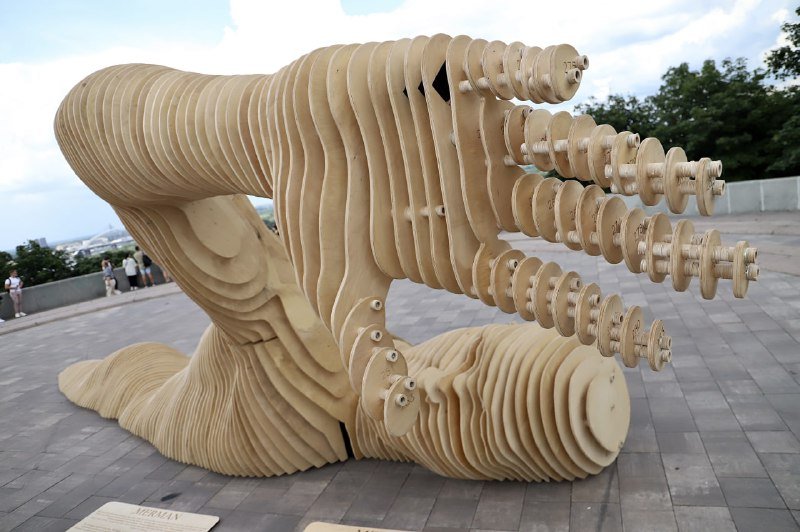 В Киеве на Арке дружбы народов появился новый арт-объект: что он значит 2