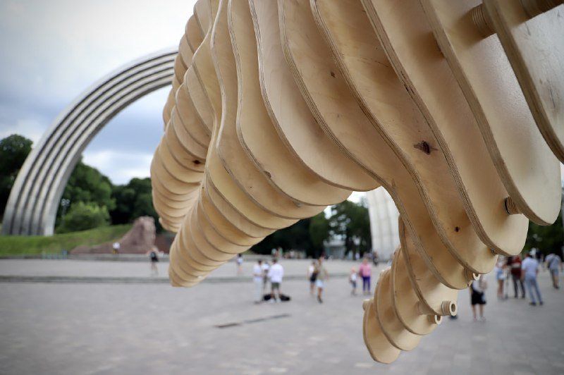 В Киеве на Арке дружбы народов появился новый арт-объект: что он значит 3