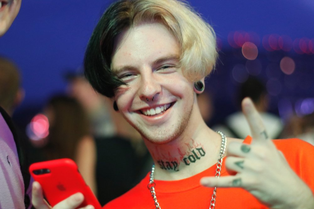 Ночная атмосфера  Atlas Weekend 2021 и фестивальщики в лицах: ищи себя на фото 1