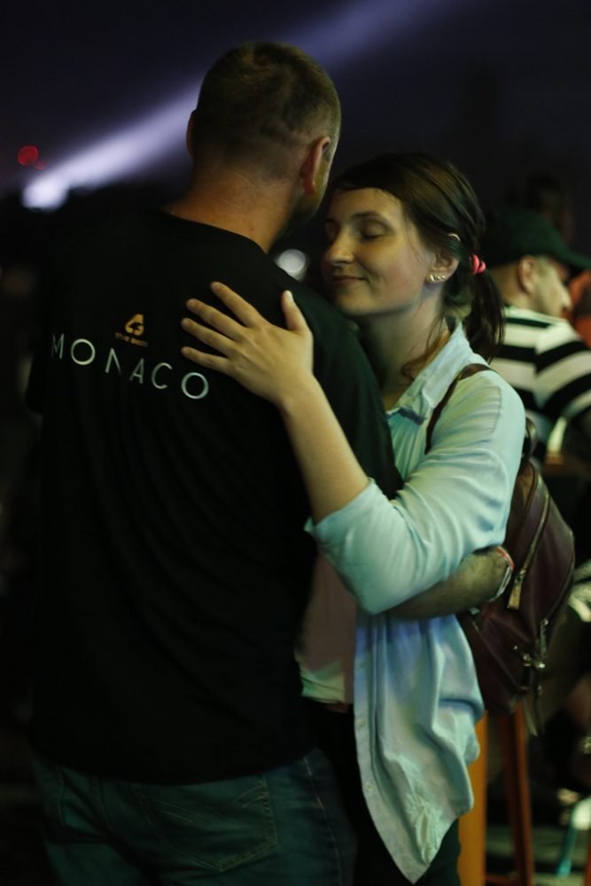 Ночная атмосфера  Atlas Weekend 2021 и фестивальщики в лицах: ищи себя на фото 2