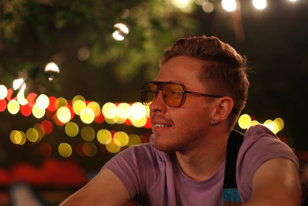 Ночная атмосфера  Atlas Weekend 2021 и фестивальщики в лицах: ищи себя на фото 3