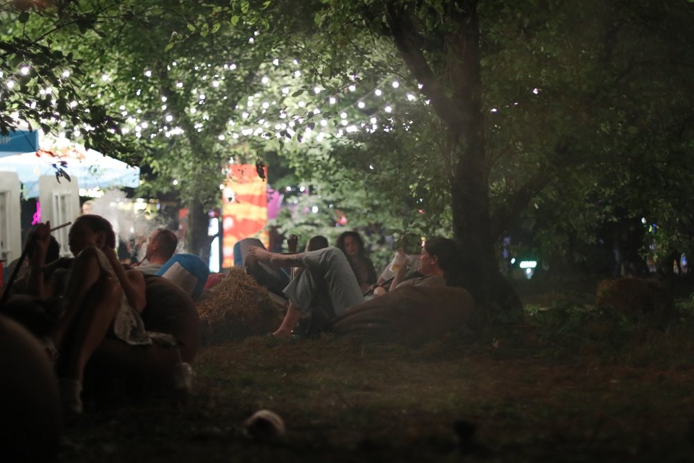 Ночная атмосфера  Atlas Weekend 2021 и фестивальщики в лицах: ищи себя на фото 5