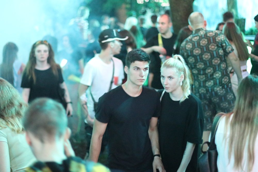 Ночная атмосфера  Atlas Weekend 2021 и фестивальщики в лицах: ищи себя на фото 6