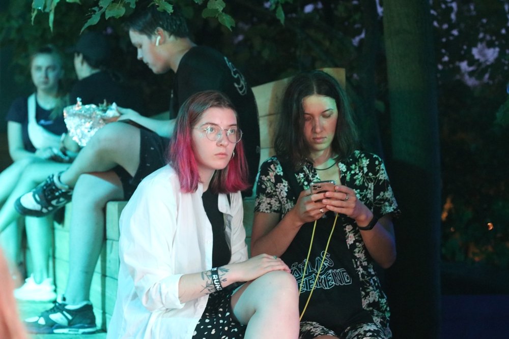 Ночная атмосфера  Atlas Weekend 2021 и фестивальщики в лицах: ищи себя на фото 7