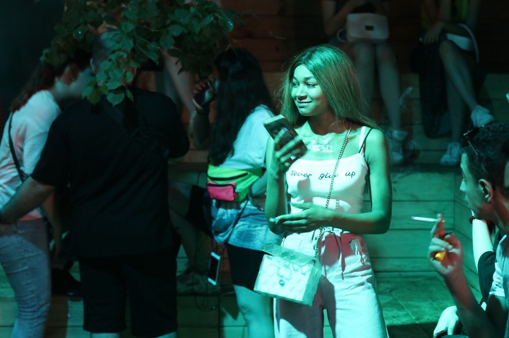 Ночная атмосфера  Atlas Weekend 2021 и фестивальщики в лицах: ищи себя на фото 8