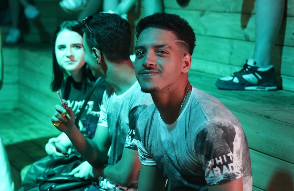 Ночная атмосфера  Atlas Weekend 2021 и фестивальщики в лицах: ищи себя на фото 9