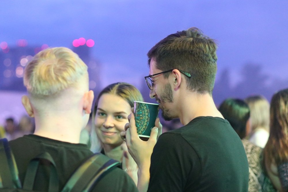 Ночная атмосфера  Atlas Weekend 2021 и фестивальщики в лицах: ищи себя на фото 10