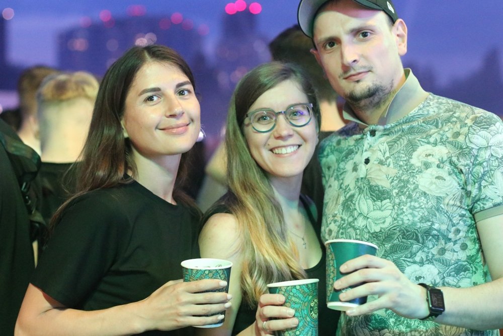 Ночная атмосфера  Atlas Weekend 2021 и фестивальщики в лицах: ищи себя на фото 11