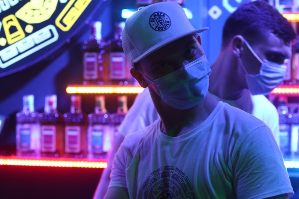 Ночная атмосфера  Atlas Weekend 2021 и фестивальщики в лицах: ищи себя на фото 12