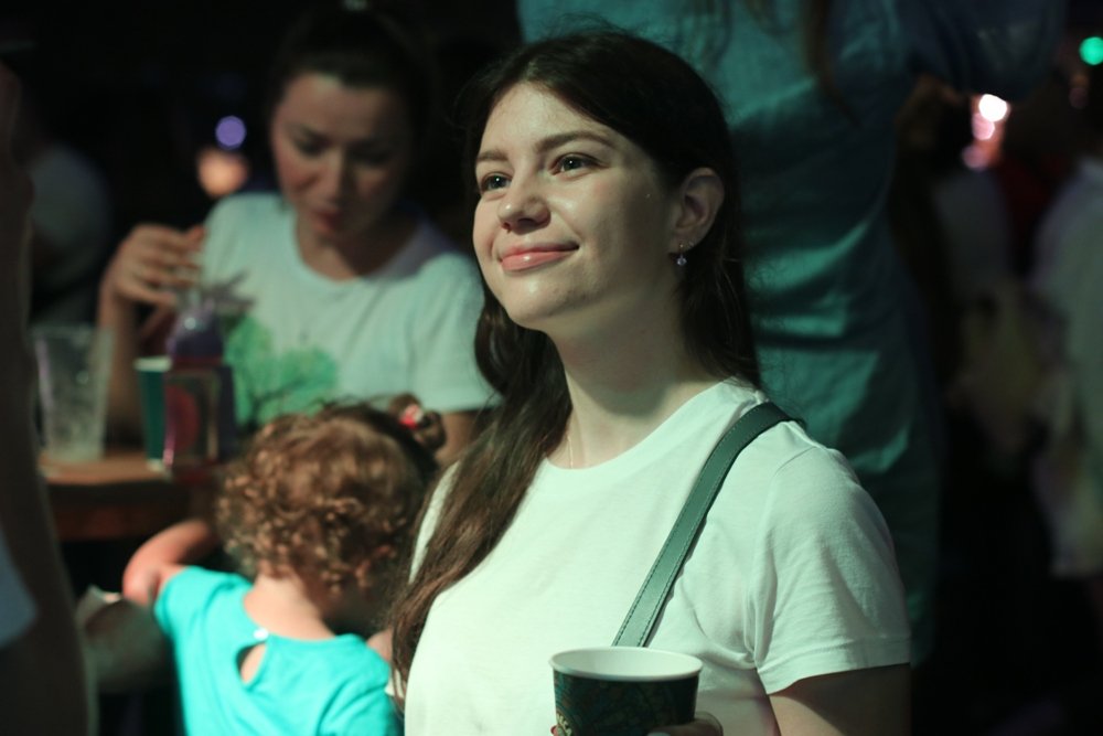 Ночная атмосфера  Atlas Weekend 2021 и фестивальщики в лицах: ищи себя на фото 13