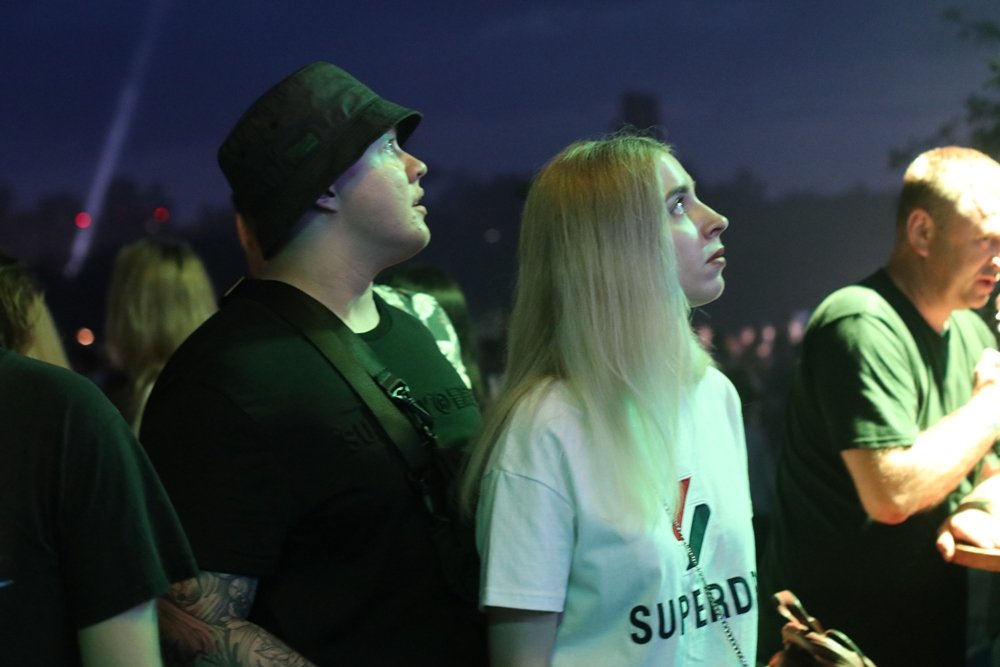 Ночная атмосфера  Atlas Weekend 2021 и фестивальщики в лицах: ищи себя на фото 14