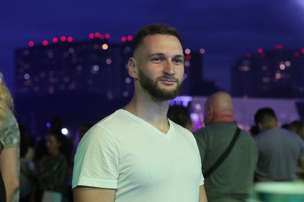 Ночная атмосфера  Atlas Weekend 2021 и фестивальщики в лицах: ищи себя на фото 15