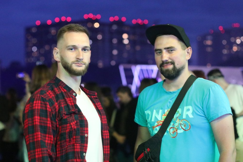 Ночная атмосфера  Atlas Weekend 2021 и фестивальщики в лицах: ищи себя на фото 16