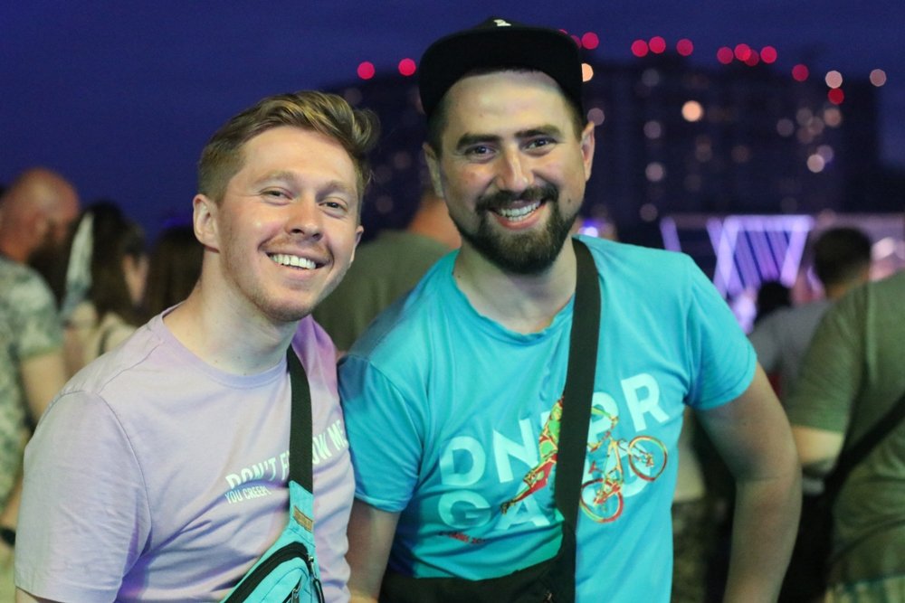 Ночная атмосфера  Atlas Weekend 2021 и фестивальщики в лицах: ищи себя на фото 17