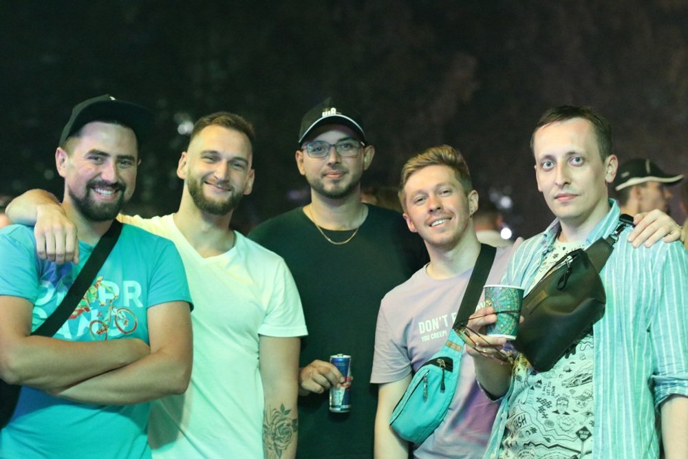 Ночная атмосфера  Atlas Weekend 2021 и фестивальщики в лицах: ищи себя на фото 18