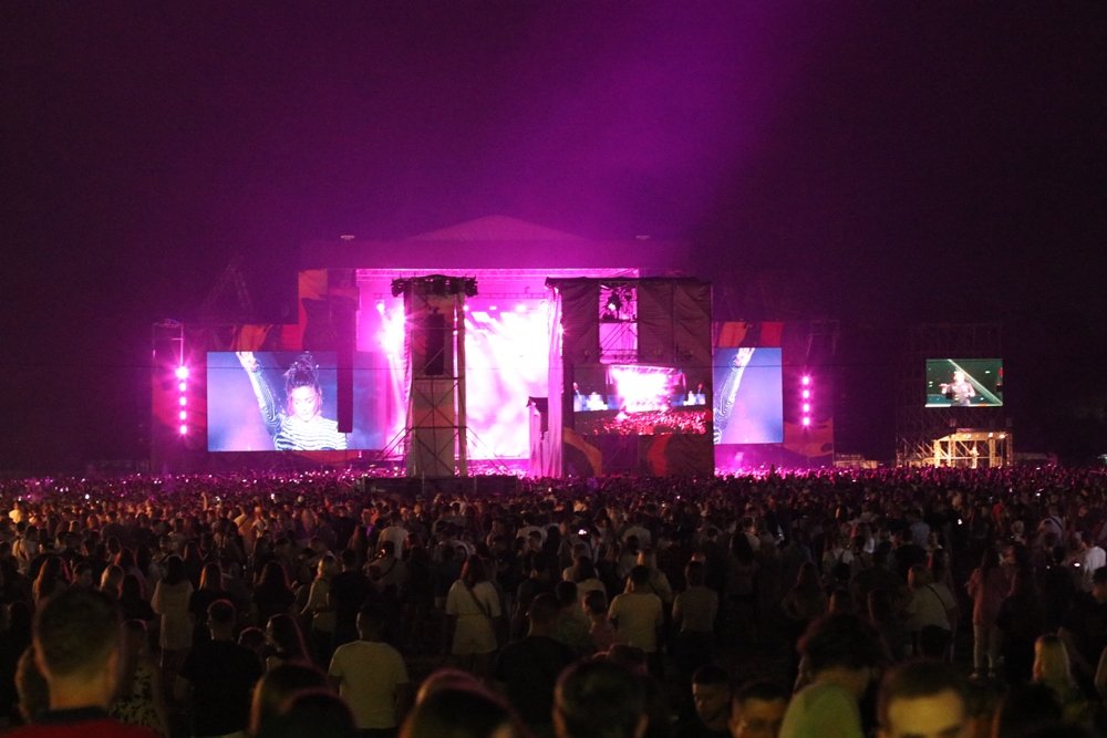 Ночная атмосфера  Atlas Weekend 2021 и фестивальщики в лицах: ищи себя на фото 19