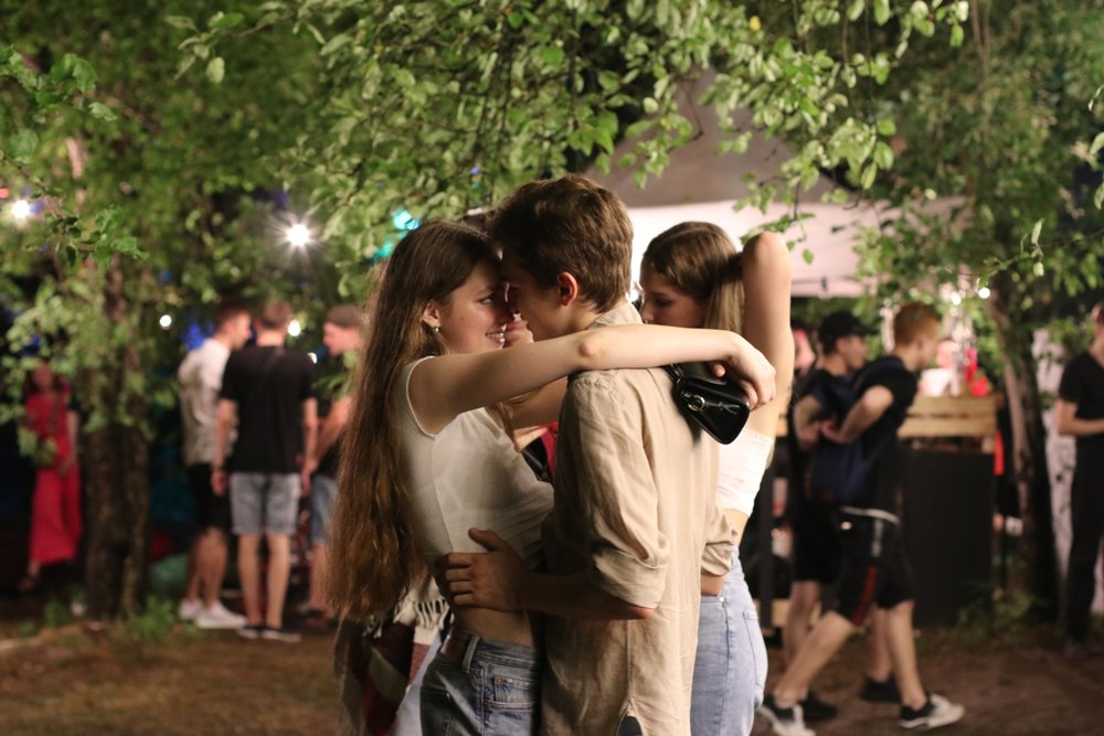 Ночная атмосфера  Atlas Weekend 2021 и фестивальщики в лицах: ищи себя на фото 20