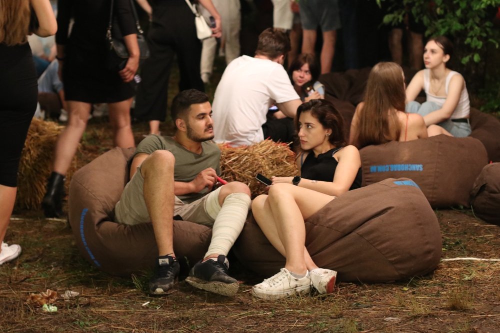 Ночная атмосфера  Atlas Weekend 2021 и фестивальщики в лицах: ищи себя на фото 21