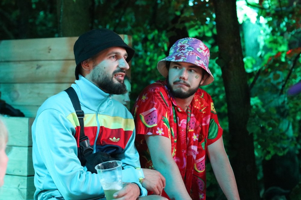 Ночная атмосфера  Atlas Weekend 2021 и фестивальщики в лицах: ищи себя на фото 22