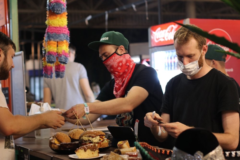 Ночная атмосфера  Atlas Weekend 2021 и фестивальщики в лицах: ищи себя на фото 25