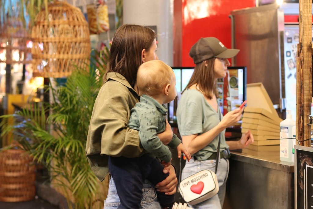 Ночная атмосфера  Atlas Weekend 2021 и фестивальщики в лицах: ищи себя на фото 27