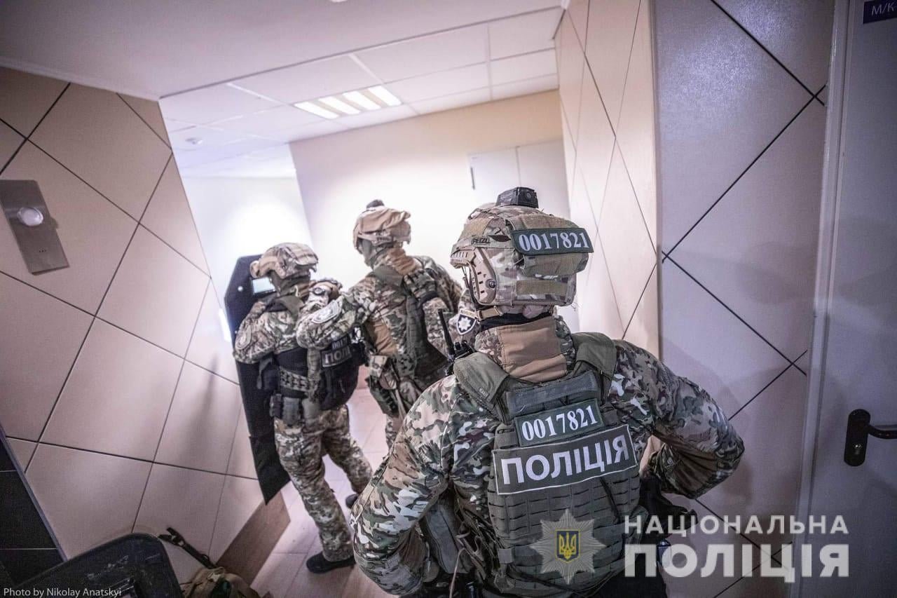 Стрельба на Демеевке: мужчине, который ранил полицейского и двух гражданских, сообщили о подозрении 1