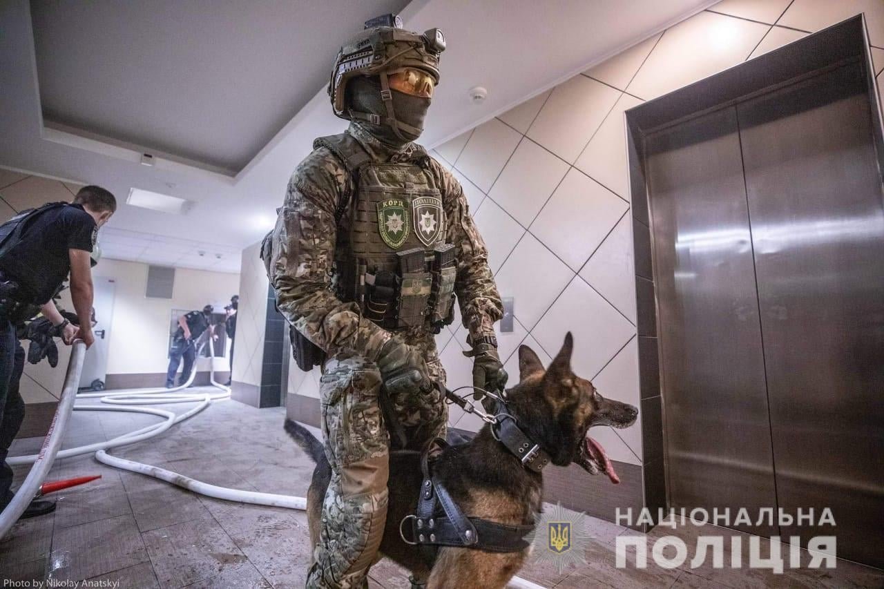 Стрельба на Демеевке: мужчине, который ранил полицейского и двух гражданских, сообщили о подозрении 2