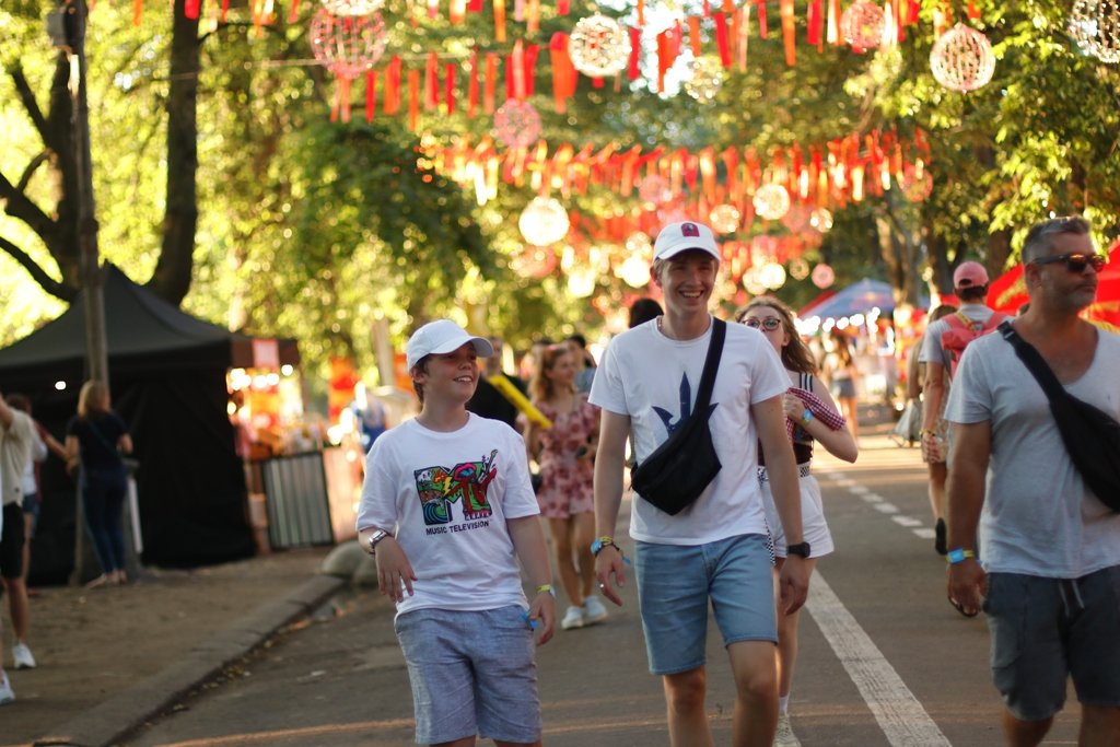 Atlas Weekend 2021 и фестивальщики в лицах. День 3: ищи себя на фото 2