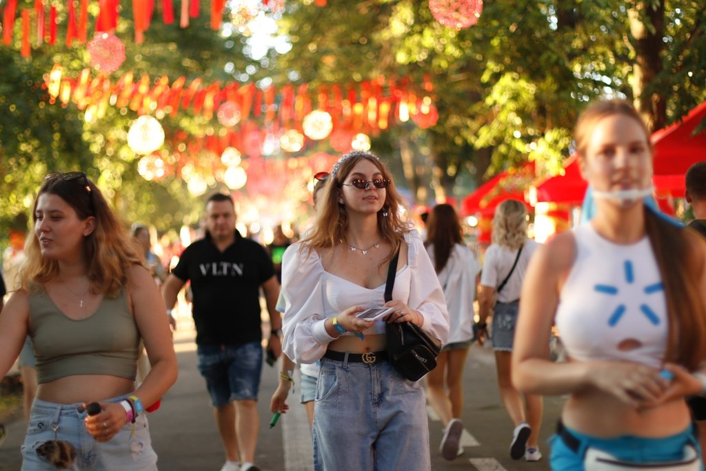 Atlas Weekend 2021 и фестивальщики в лицах. День 3: ищи себя на фото 16