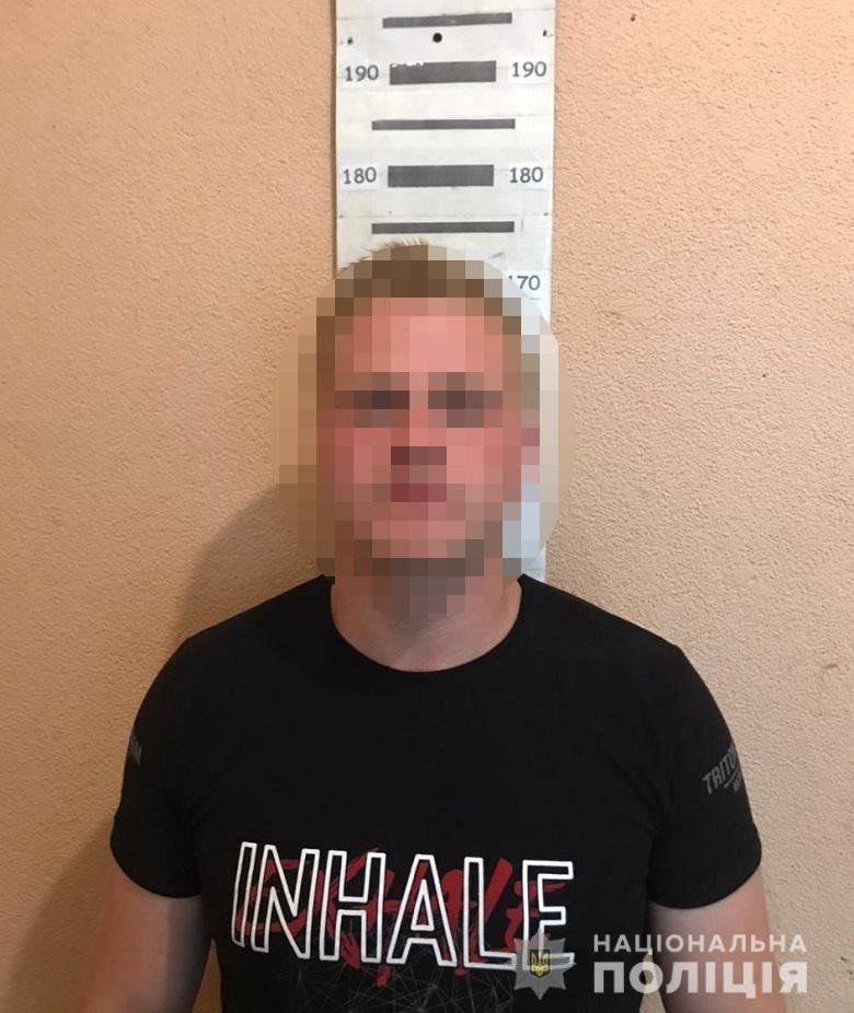 В Киеве парень ударил ножом в живот мужчину, с которым стоял в очереди на кассу супермаркета 1