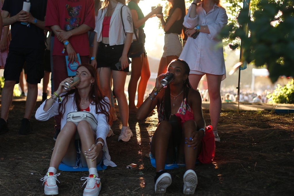 NO MELADZE - NO PARTY и фестивальщики Atlas Weekend 2021 в лицах. День 4: ищи себя на фото 8