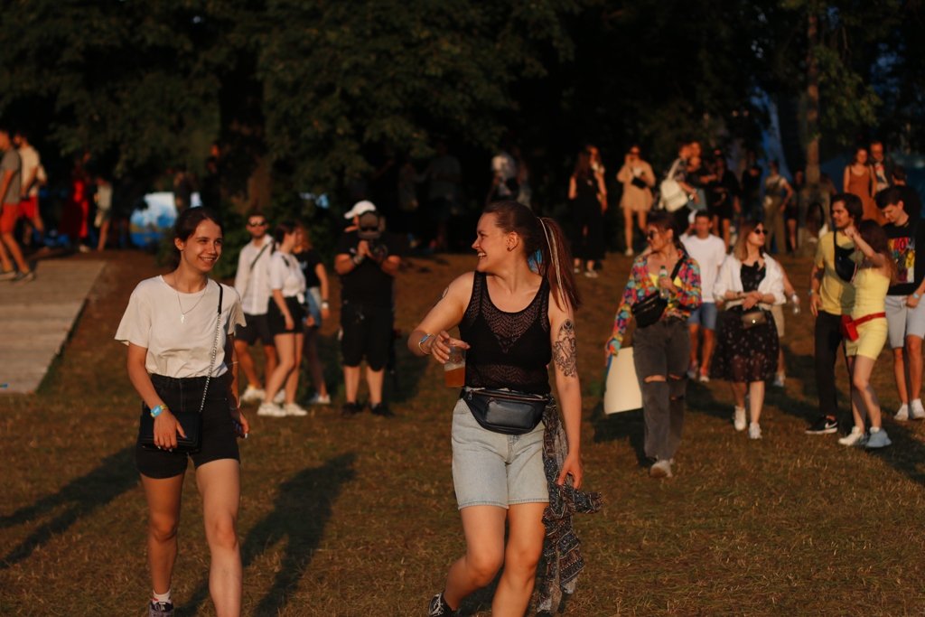 NO MELADZE - NO PARTY и фестивальщики Atlas Weekend 2021 в лицах. День 4: ищи себя на фото 13