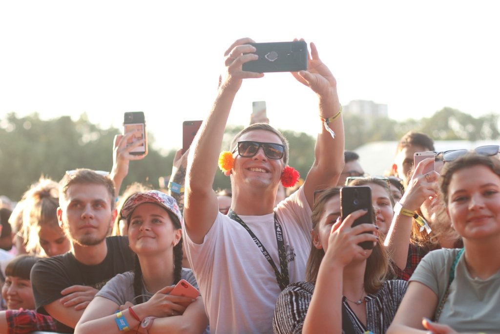 NO MELADZE - NO PARTY и фестивальщики Atlas Weekend 2021 в лицах. День 4: ищи себя на фото 14