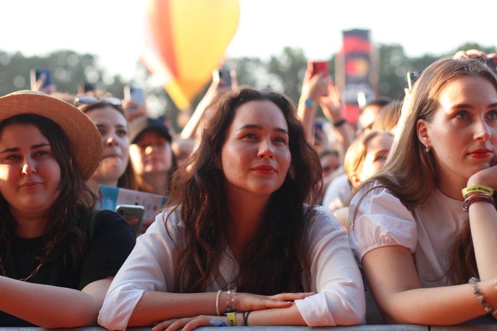 NO MELADZE - NO PARTY и фестивальщики Atlas Weekend 2021 в лицах. День 4: ищи себя на фото 16