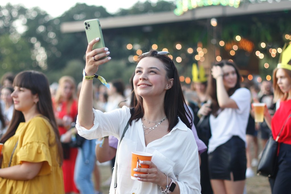 NO MELADZE - NO PARTY и фестивальщики Atlas Weekend 2021 в лицах. День 4: ищи себя на фото 21