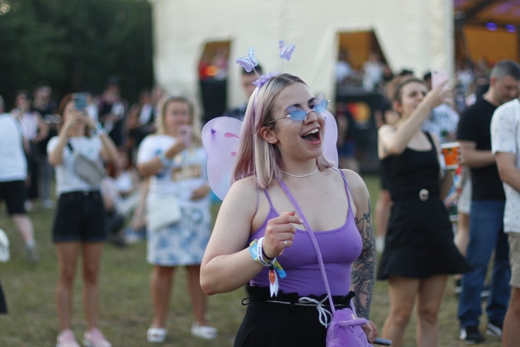 NO MELADZE - NO PARTY и фестивальщики Atlas Weekend 2021 в лицах. День 4: ищи себя на фото 23