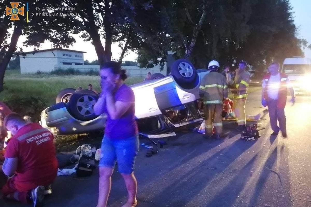 Смертельное ДТП с 16 пассажирами в салоне: под Киевом перевернулся Vоlkswagen с детьми 1