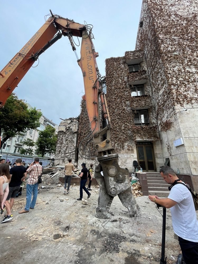 В Киеве начали сносить здание "Квіти України": что сейчас происходит на Сечевых Стрельцов 1