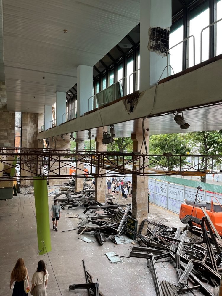 В Киеве начали сносить здание "Квіти України": что сейчас происходит на Сечевых Стрельцов 3