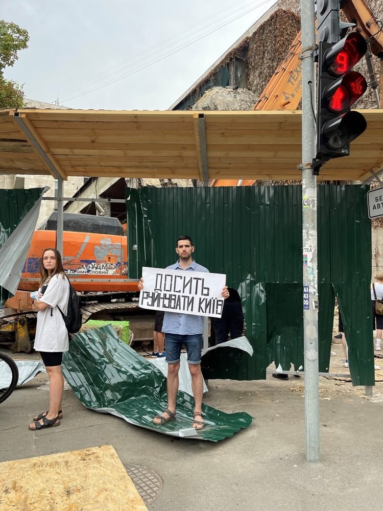 В Киеве начали сносить здание "Квіти України": что сейчас происходит на Сечевых Стрельцов 5