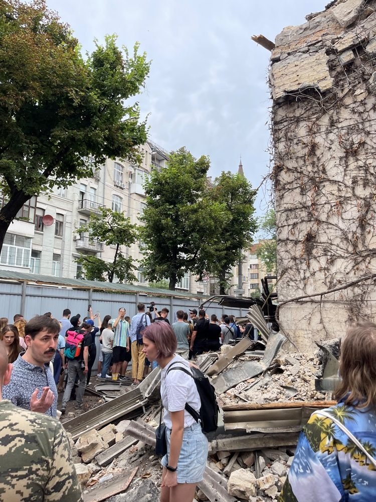 В Киеве начали сносить здание "Квіти України": что сейчас происходит на Сечевых Стрельцов 6