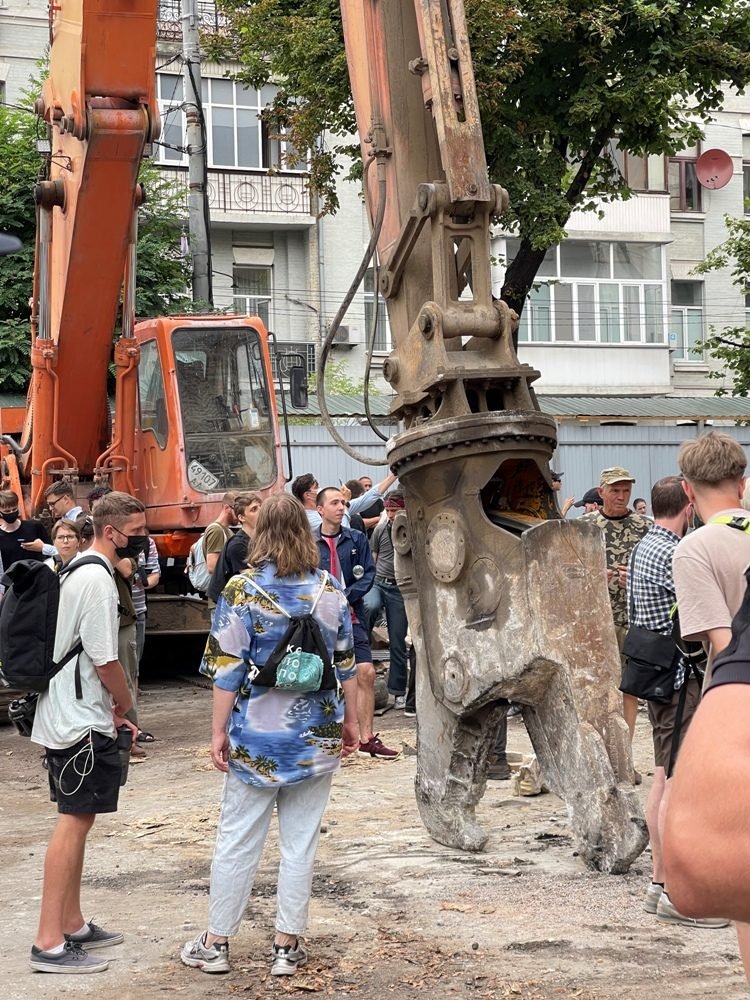В Киеве начали сносить здание "Квіти України": что сейчас происходит на Сечевых Стрельцов 7