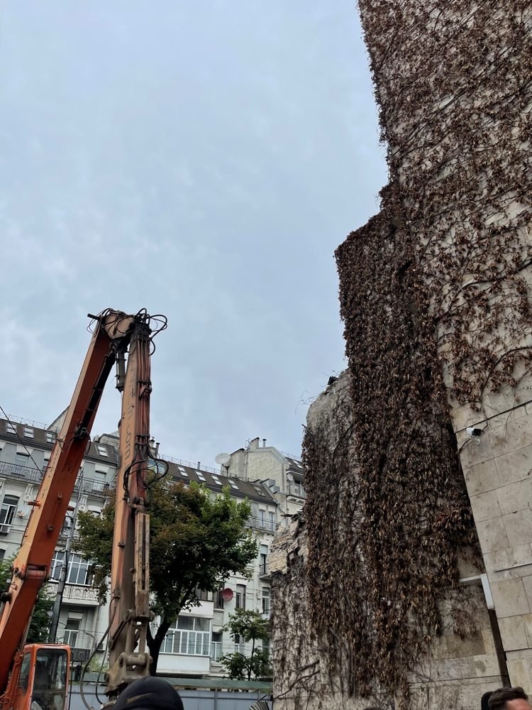 В Киеве начали сносить здание "Квіти України": что сейчас происходит на Сечевых Стрельцов 8