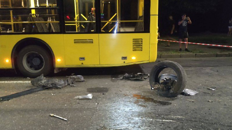 В Киеве на Голосеевском проспекте столкнулись BMW с Honda и задели троллейбус: пострадали три человека 1