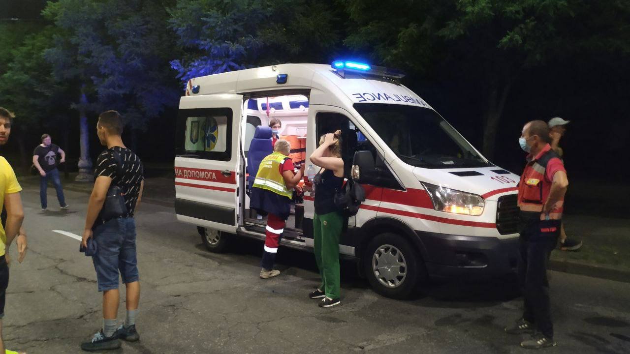 В Киеве на Голосеевском проспекте столкнулись BMW с Honda и задели троллейбус: пострадали три человека 2