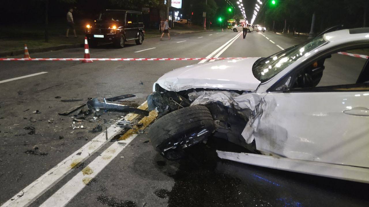 В Киеве на Голосеевском проспекте столкнулись BMW с Honda и задели троллейбус: пострадали три человека 3